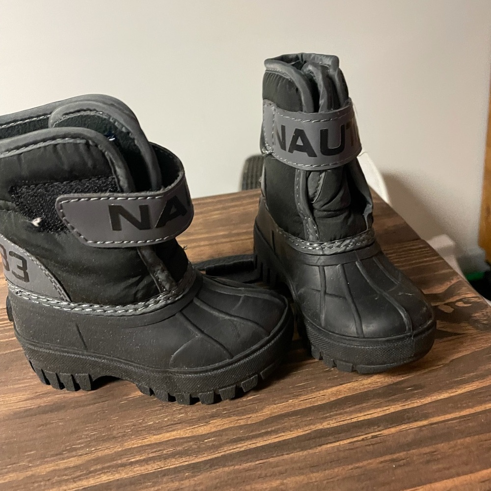 Brand new size 5 boy nautica snow boots